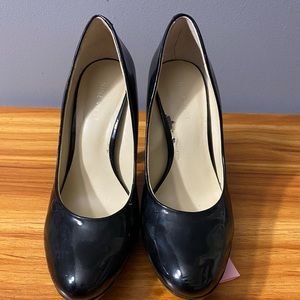 A beautiful pair of black Nine West heels!